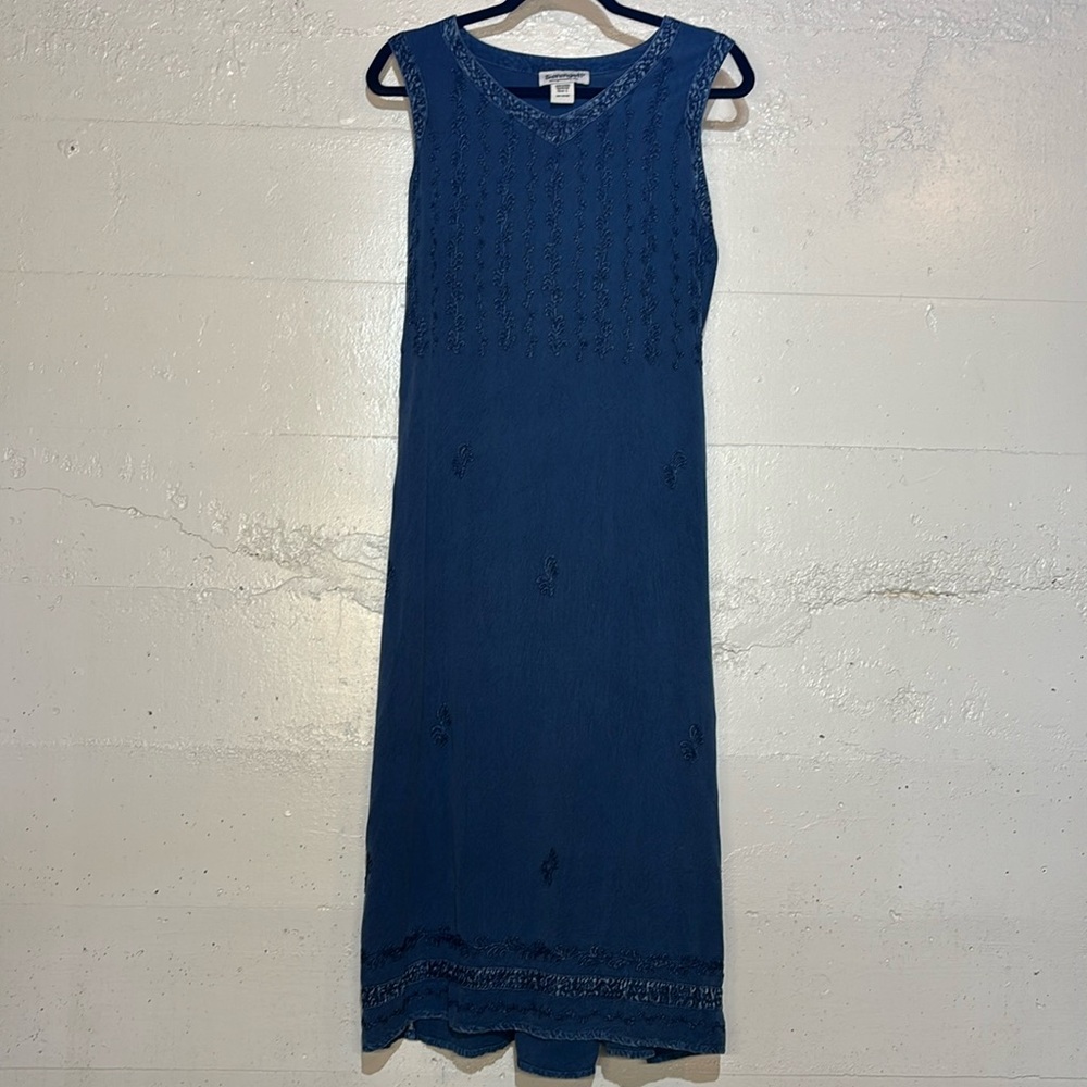 Women’s large blue embroidered monochromatic v neck calf length midi back dress